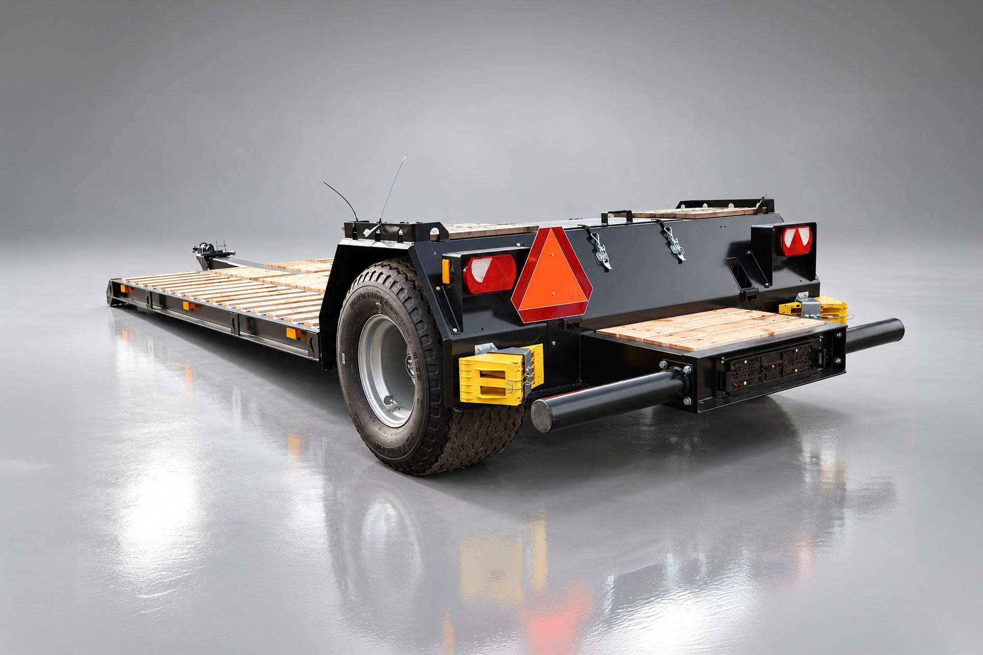Trejon Optimal Multicargo MC-M10000 sedd bakifrån med slitytor i trä, verktygslåda och plattform
